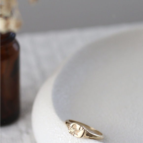 Floral solid 14k gold signet ring - Picture 5 of 7